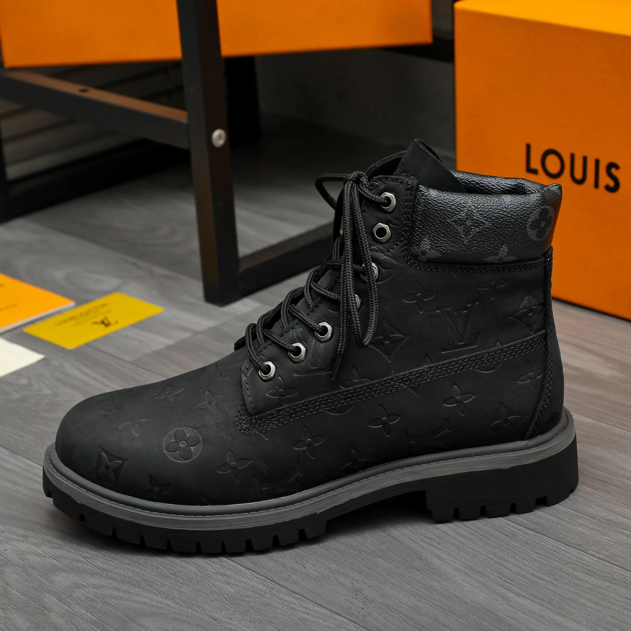 Men's shoes 💰p480 Product trademark: LV "Louis Vuitton" business lace-up high-top men's shoes Regular size: 38-44 Product materials: Selected matte cowhide embossed upper Leather lining Original rubber outsole
